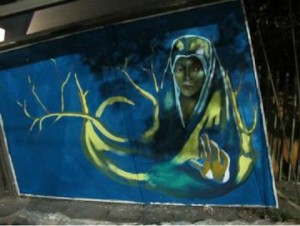 Una delle fermate del tram di Messina dipinte da un'artista secondo il progetto "Distrart"